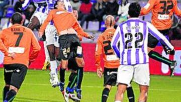 <b>MUCHO JUEGO A?REO. </b>Valladolid y M¨¢laga hicieron ayer un homenaje a la aviaci¨®n en Zorrilla.