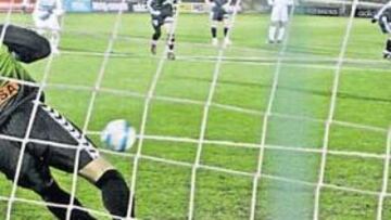 <b>MOMENTO CLAVE. </b>Negredo falló un penalti en el minuto 38 y evitó que el Castilla sentenciara el partido, ya que iba ganando 1-0.