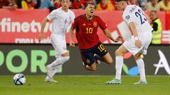El centrocampista de la selección española de fútbol Dani Ceballos cae entre los noruegos Strand Larsen y Patrick Berg, durante el partido clasificatorio de la Eurocopa 2024 que España y Noruega han disputado este sábado en el estadio de La Rosaleda, en Málaga.