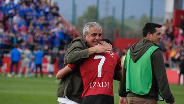 Alfredo Merino felicita a Gabri Martínez tras conseguir la salvación en la pasada temporada.