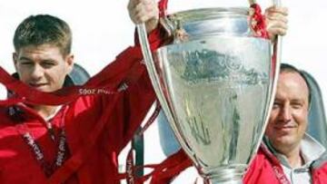 <B>GUARDIANES DE LA COPA.</B> Gerrard y Benítez fueron los primeros en bajar por las escalerillas del avión en el aeropuerto John Lennon.