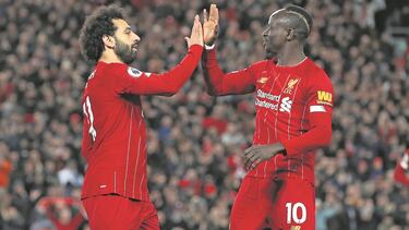 Salah felicita a Mané su gol al Norwich este sábado en Champions.
