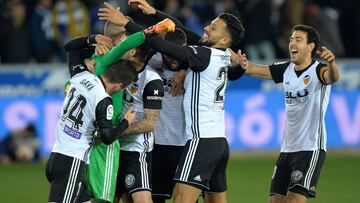 Jaume, felicitado por sus compañeros.