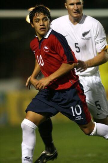 27 de abril de 2006: Alexis Sánchez debuta por la Selección Chilena, en el 1-0 amistoso sobre Nueva Zelanda en La Calera. Tenía 17 años y 129 días.