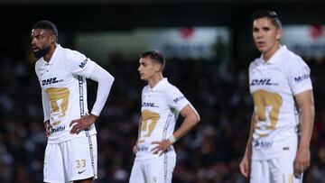 Jugadores de Pumas después de la derrota contra el Atlas
