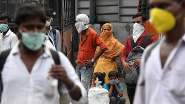 Migrant workers coming from other states wait to get a Rapid Antigen Test (RAT) for the COVID-19 coronavirus as they arrived at the Anand Vihar bus terminal to board on city buses, in New Delhi on August 18, 2020. - India&#039;s official coronavirus death