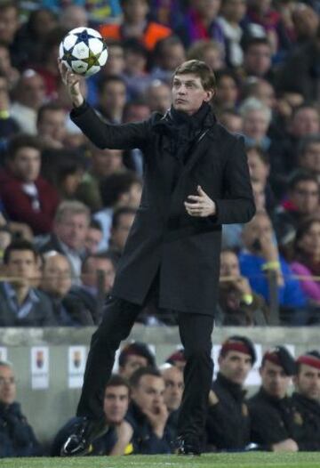 Tito Vilanova dirigiendo al Barcelona en el partido de Champions del 10 de abril de 2013 contra el PSG en el Camp Nou.