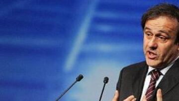 <b>EL ELEGIDO. </b>Platini ganó la votación a Johansson, que no pudo evitar emocionarse cuando sabía que debía dejar la presidencia de la UEFA.