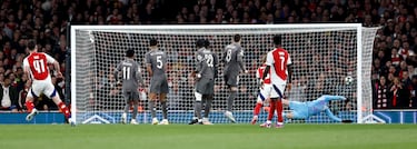 Golazo de Rice de falta directa, desde bastante lejos. El inglés superó la barrera con la rosca por fuera de la barrera, superando la estirada de Courtois.