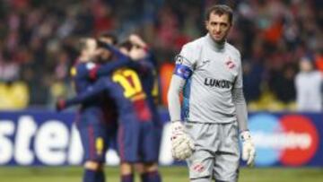 IMPOTENTE. Dykan no pudo hacer nada para detener la avalancha de goles y fútbol del Barcelona.