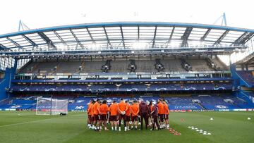 Los jugadores del Real Madrid, durante el entrenamiento de este martes en Stamford Bridge.