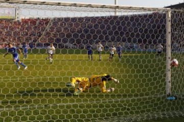 Penal clave para el 1-1 ante Colo Colo en el Apertura 2011.