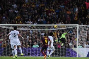 2-0 gol de Alexis durante el partido de Liga correspondiente a la décima jornada de liga entre el Barcelona y el Real Madrid en el Camp Nou.