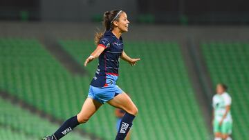 Jugadora de Chivas Femenil festeja un gol en contra de Santos en el TSM Corona.