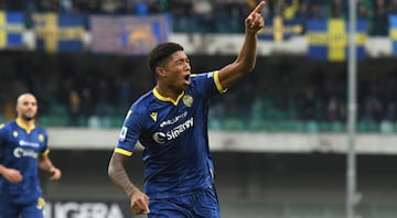 El colombo italiano de 18 años está cedido al Hellas Verona del Inter. El sueldo que recibe a la semana en pesos representa más o menos 950 mil pesos colombianos.