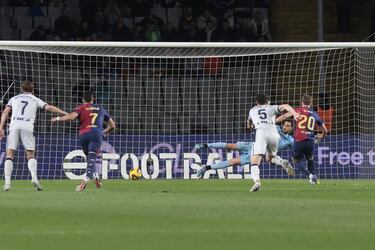 2-0. Dani Olmo anota en el segundo intento. Tras repetirse el lanzamiento, el mediocentro azulgrana, lanza a la izquierda mientras Sergio Herrera se vence hacia otro costado.