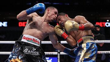 Juan Francisco &#039;Gallo&#039; Estrada golpea a Rom&aacute;n &#039;Chocolatito&#039; Gonz&aacute;lez durante su combate de revancha.