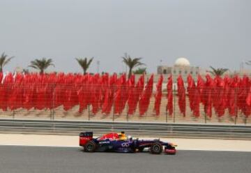 Sebastian Vettel conduce durante la primera sesión de entrenamientos del Gran Premio de F1 de Bahrain