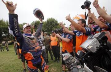 KTM rider Marc Coma of Spain celebrates after winning the seventh South American edition of the Dakar Rally 2015 in Buenos Aires, after the 13th stage of the Dakar Rally 2015 from Rosario to Buenos Aires January 17, 2015.   REUTERS/Jean-Paul Pelissier (ARGENTINA - Tags: SPORT MOTORSPORT)