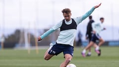 El lateral Kevin V&aacute;zquez se dispone a golpear el bal&oacute;n durante un entrenamiento del Celta.