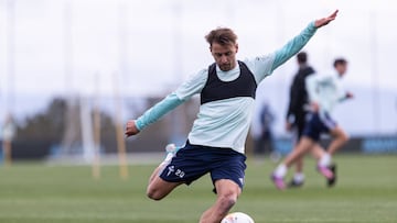 El lateral Kevin Vázquez se dispone a golpear el balón durante un entrenamiento del Celta.