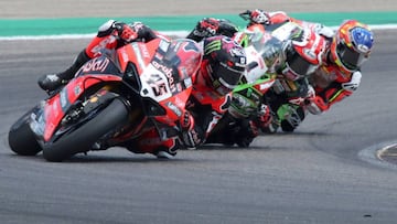 GRAF535. ALCAÑIZ (TERUEL), 06/09/2020.- Los pilotos Michael Ruben Rinaldi (21), Jonathan Rea (1), y Scott Redding (45), durante la carrera de Superbikes disputada este domingo en el circuito turolense de Motorland Alcañiz, donde este fin de