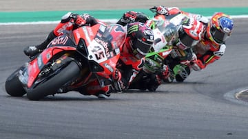 GRAF535. ALCA&Ntilde;IZ (TERUEL), 06/09/2020.- Los pilotos Michael Ruben Rinaldi (21), Jonathan Rea (1), y Scott Redding (45), durante la carrera de Superbikes disputada este domingo en el circuito turolense de Motorland Alca&ntilde;iz, donde este fin de 