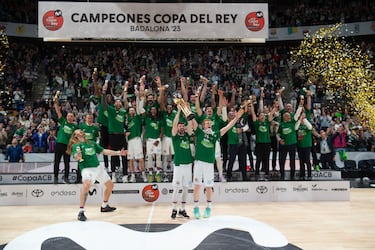 El equipo malagueño levanta como campeón la Copa del Rey 2023.