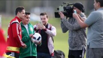 Chicharito posa con un aficionado del Tri durante un entrenamiento del Bayer Leverkusen en Florida.