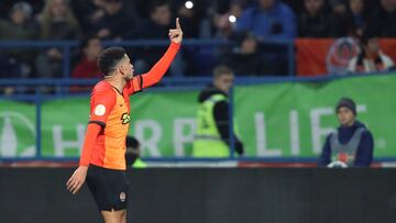 ATTENTION EDITORS - SENSITIVE MATERIAL. THIS IMAGE MAY OFFEND OR DISTURB Soccer Football - Ukrainian Premier League - Shakhtar Donetsk v Dynamo Kiev - Metalist Stadium, Kharkiv, Ukraine - November 10, 2019. Shakhtar Donetsk's Taison raises a middle