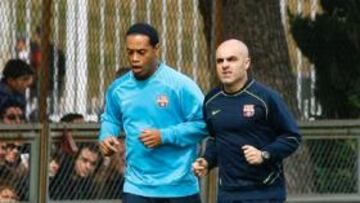 <b>RIJKAARD CIERRA LAS SESIONES</b>. Esta imagen del entrenamiento de ayer en la que se ve a un Ronaldinho algo sobrado de peso será imposible de captar hoy y mañana porque Frank Rijkaard ha ordenado que los dos próximas entrenamientos sean a puerta cerrada.
