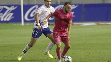 Keidi Bare trata de esconder el balón ante la presión de Álex Muñoz.