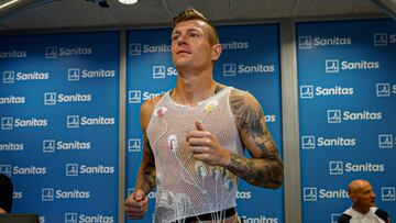 Toni Kroos durante el reconocimiento m¨¦dico en el Hospital Universitario Sanitas La Moraleja-Edificio Ana de Austria.