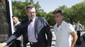 Rub&eacute;n Castro junto a un miembro de la seguridad del Betis.