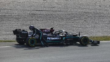 Hamilton empuja su Mercedes tras la avería en los Libres 2 del GP de los Países Bajos.