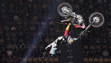 Luc Ackermann plancha un Hard Indy Flip durante el Night Of The Jumps de Múnich (Alemania).