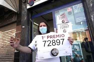 Con Bilbao a la cabeza, esta provincia vasca tiene una relación idílica con el sorteo, habiendo regado de millones el norte peninsular. La cultura del "compartir" participaciones es aquí un pilar fundamental.
En la imagen, un vendedor de lotería posa con 'El Gordo' y celebra con champán en la administración de lotería ubicada en la calle Zurbarambarri, 1, donde se repartió parte del número '72897' correspondiente a 'El Gordo' de la Lotería de Navidad, el 22 de diciembre de 2020.