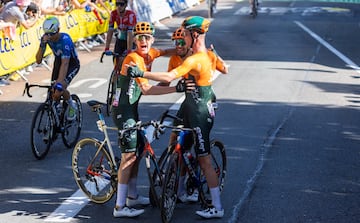 Dylan Groenewegen celebrando con sus compañeros la victoria conseguida en la etapa 6: Macon-Dijon.