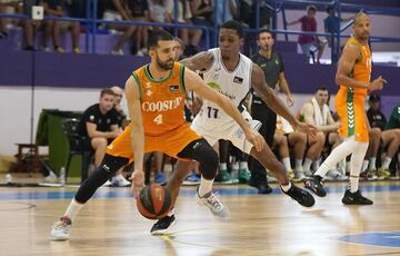 Pozas conduce el balón ante Carter.