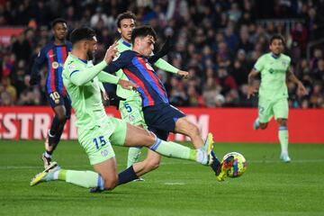 Grave error del Getafe en la salida de balón que aprovecha Raphinha, rompiendo al espacio, para terminar poniendo el pase de la muerte a Pedri, que no falló en el 1-0 del Barcelona. 