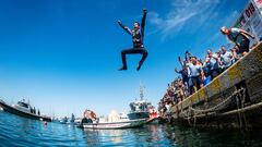 Dani Sordo celebr&oacute; con un ba&ntilde;o en el Puerto de Alghero su victoria en Cerde&ntilde;a 2019.