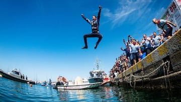 Dani Sordo celebró con un baño en el Puerto de Alghero su victoria en Cerdeña 2019.