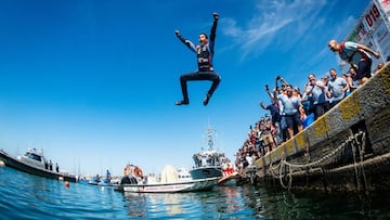 Dani Sordo celebr&oacute; con un ba&ntilde;o en el Puerto de Alghero su victoria en Cerde&ntilde;a 2019.