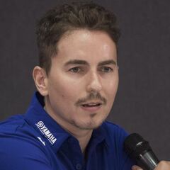 Lorenzo se cuela en la rueda de prensa de Mir y tiene un lapsus