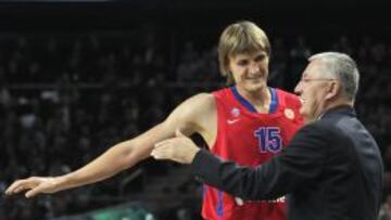 Andrei Kirilenko habla con Jonas Kazlauskas durante su segunda etapa en el CSKA de Mosc&uacute;. Ahora empieza la tercera.