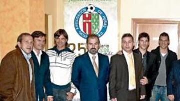 <b>CELEBRACIÓN. </b>Ángel Torres ayer con Víctor, Toni Muñoz y varios jugadores de la plantilla, entre otros.