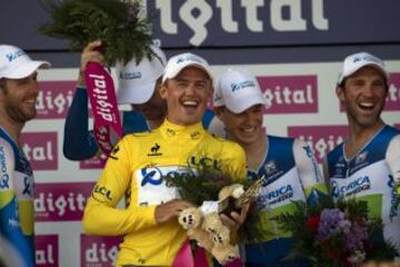 El ciclista australiano Simon Gerrans es el nuevo maillot amarillo gracias a la victoria de su equipo Orica en la contrarreloj por equipos.
