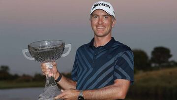 Martin Laird posa con el título de campeón del Shriners Hospitals For Children Open en el TPC Summerlin de Las Vegas, Nevada.