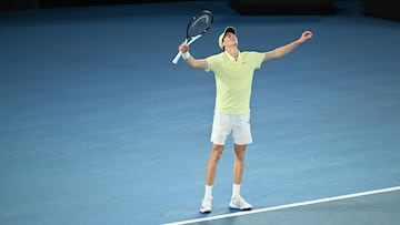 Melbourne (Australia), 26/01/2025.- Jannik Sinner of Italy celebrates winning the Men's Singles final match against Alexander Zverev of Germany at the Australian Open Grand Slam tennis tournament in Melbourne, Australia, 26 January 2025. (Tenis, Alemania, Italia) EFE/EPA/JAMES ROSS AUSTRALIA AND NEW ZEALAND OUT