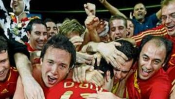 <b>¡PUDIMOS! </b>La afición se abraza emocionada en las gradas de El Prater a Güiza tras finalizar el partido y consumarse la mayor gesta del fútbol español desde hace 44 años.